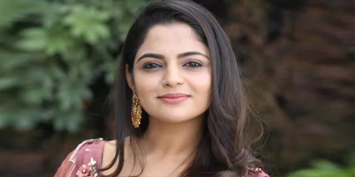 തന്റെ പരാമർശം മാധ്യമങ്ങൾ തെറ്റായി വ്യാഖ്യാനിച്ചു; വിശദീകരണത്തിനില്ലെന്ന് നിഖില വിമൽ തന്റെ പരാമർശം മാധ്യമങ്ങൾ തെറ്റായി വ്യാഖ്യാനിച്ചു; വിശദീകരണത്തിനില്ലെന്ന് നിഖില വിമൽ
