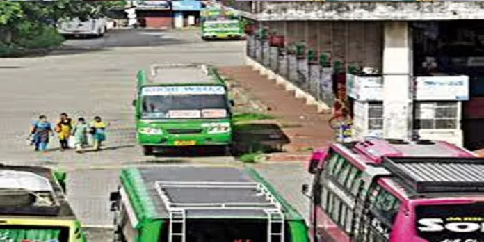 ആലുവ ബസ് സ്റ്റാന്ഡില് പരിഭ്രാന്തി പരത്തി സ്ത്രീയുടെ പരാക്രമം ; യാത്രക്കാര്ക്ക് നേരെ കുപ്പിവെള്ളം വലിച്ചെറിഞ്ഞു ആലുവ ബസ് സ്റ്റാന്ഡില് പരിഭ്രാന്തി പരത്തി സ്ത്രീയുടെ പരാക്രമം ; യാത്രക്കാര്ക്ക് നേരെ കുപ്പിവെള്ളം വലിച്ചെറിഞ്ഞു