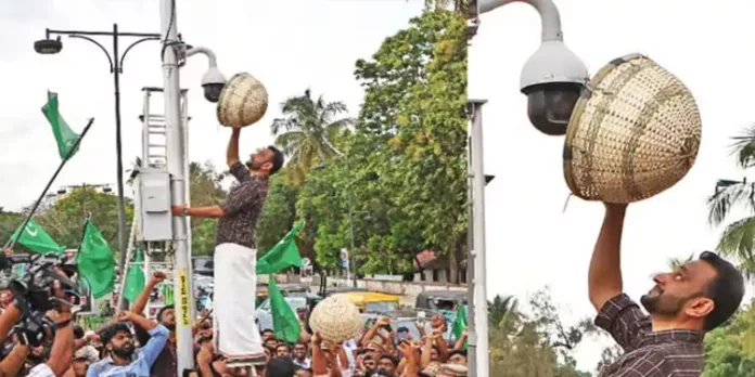 എഐ ക്യാമറ അഴിമതി ; ട്രാഫിക് ക്യാമറ കൊട്ടകൊണ്ട് മറച്ച് പികെ ഫിറോസിന്റെ പ്രതിഷേധം എഐ ക്യാമറ അഴിമതി ; ട്രാഫിക് ക്യാമറ കൊട്ടകൊണ്ട് മറച്ച് പികെ ഫിറോസിന്റെ പ്രതിഷേധം