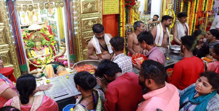 ക്ഷേത്ര ദര്ശനത്തിന് എത്തുന്നവര്ക്ക് ഡ്രസ് കോഡ് നിർബന്ധം ക്ഷേത്ര ദര്ശനത്തിന് എത്തുന്നവര്ക്ക് ഡ്രസ് കോഡ് നിർബന്ധം