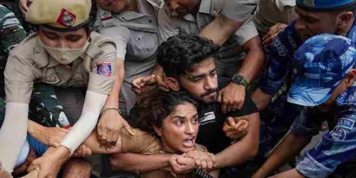 പാർലമെന്റ് പ്രതിഷേധ മാർച്ച് ; ഗുസ്തി താരങ്ങൾക്കെതിരെയുള്ള കേസുകൾ റദ്ദാക്കാൻ പോലീസ് പാർലമെന്റ് പ്രതിഷേധ മാർച്ച് ; ഗുസ്തി താരങ്ങൾക്കെതിരെയുള്ള കേസുകൾ റദ്ദാക്കാൻ പോലീസ്