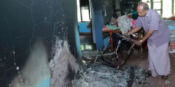 ചെന്നിത്തലയിൽ ഇടിമിന്നലിൽ വ്യാപക നാശനഷ്ടം ; വീടിന്റെ ഒന്നാം നിലയിൽ തീപിടിച്ചു ചെന്നിത്തലയിൽ ഇടിമിന്നലിൽ വ്യാപക നാശനഷ്ടം ; വീടിന്റെ ഒന്നാം നിലയിൽ തീപിടിച്ചു