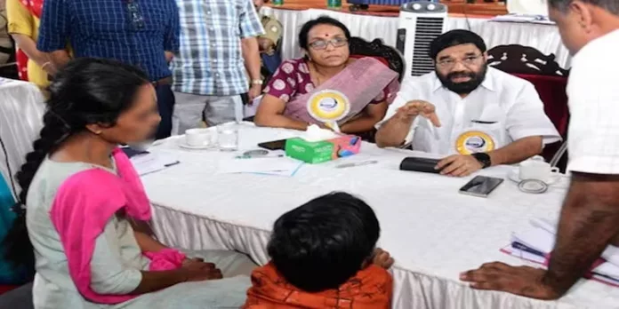 ചലനശേഷി നഷ്ടമായ മകനെ സ്കൂളില് കുട്ടികള് കളിയാക്കുന്നു ; മന്ത്രിയുടെ മുന്നില് വീട്ടമ്മയുടെ പരാതി ചലനശേഷി നഷ്ടമായ മകനെ സ്കൂളില് കുട്ടികള് കളിയാക്കുന്നു ; മന്ത്രിയുടെ മുന്നില് വീട്ടമ്മയുടെ പരാതി
