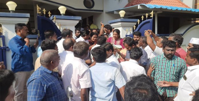 മന്ത്രിയുടെ സഹോദരൻ്റെ വീട്ടിൽ പരിശോധനക്കെത്തിയ ആദായ നികുതി വകുപ്പ് ഉദ്യോഗസ്ഥരെ കൈകാര്യം ചെയ്ത് പാർട്ടി പ്രവർത്തകർ മന്ത്രിയുടെ സഹോദരൻ്റെ വീട്ടിൽ പരിശോധനക്കെത്തിയ ആദായ നികുതി വകുപ്പ് ഉദ്യോഗസ്ഥരെ കൈകാര്യം ചെയ്ത് പാർട്ടി പ്രവർത്തകർ