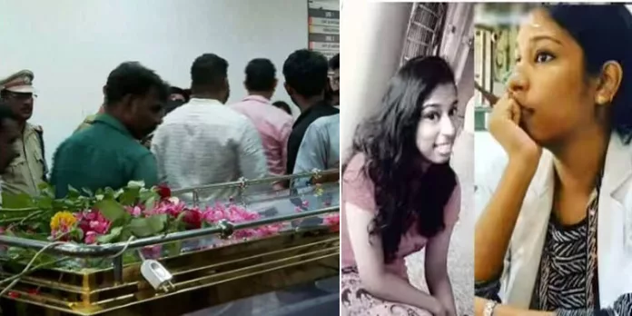 നടുക്കം മാറാതെ കൂട്ടുകാരും അധ്യാപകരും ; വന്ദനയുടെ മൃതശരീരം പൊതുദർശനത്തിന്, സംസ്കാരം നാളെ നടുക്കം മാറാതെ കൂട്ടുകാരും അധ്യാപകരും ; വന്ദനയുടെ മൃതശരീരം പൊതുദർശനത്തിന്, സംസ്കാരം നാളെ