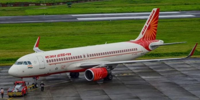 എയർ ഇന്ത്യ വിമാനത്തിൽ ജീവനക്കാരന് യാത്രക്കാരൻ്റെ മർദ്ദനം എയർ ഇന്ത്യ വിമാനത്തിൽ ജീവനക്കാരന് യാത്രക്കാരൻ്റെ മർദ്ദനം