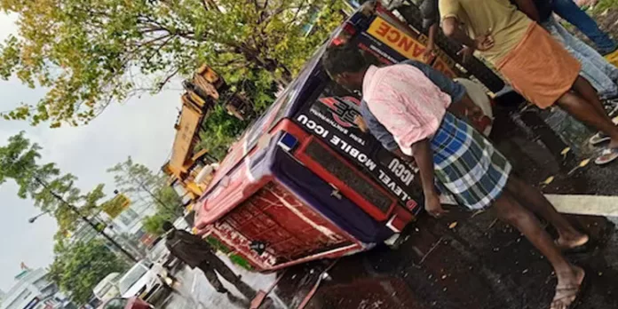 പാലാരിവട്ടം-ഇടപ്പള്ളി ബൈപ്പാസിൽ ; രോഗിയുമായി പോയ ആംബുലൻസ് നിയന്ത്രണംതെറ്റി മരത്തിലിടിച്ച് മറിഞ്ഞു പാലാരിവട്ടം-ഇടപ്പള്ളി ബൈപ്പാസിൽ ; രോഗിയുമായി പോയ ആംബുലൻസ് നിയന്ത്രണംതെറ്റി മരത്തിലിടിച്ച് മറിഞ്ഞു