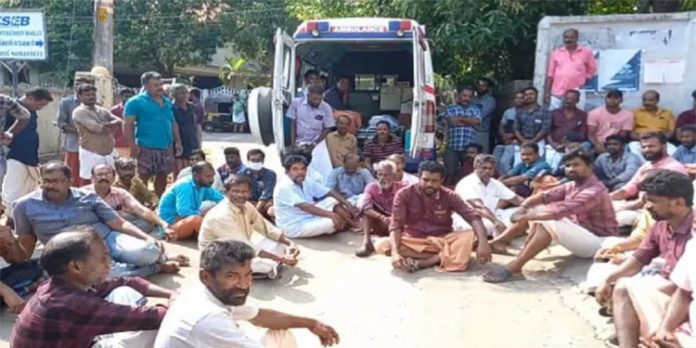 മരം മുറിക്കുന്നതിനിടെ ഷോക്കേറ്റ് തൊഴിലാളി മരിച്ചു ; മൃതദേഹവുമായി നാട്ടുകാര് കെ.എസ്.ഇ.ബി ഓഫീസ് ഉപരോധിച്ചു മരം മുറിക്കുന്നതിനിടെ ഷോക്കേറ്റ് തൊഴിലാളി മരിച്ചു ; മൃതദേഹവുമായി നാട്ടുകാര് കെ.എസ്.ഇ.ബി ഓഫീസ് ഉപരോധിച്ചു