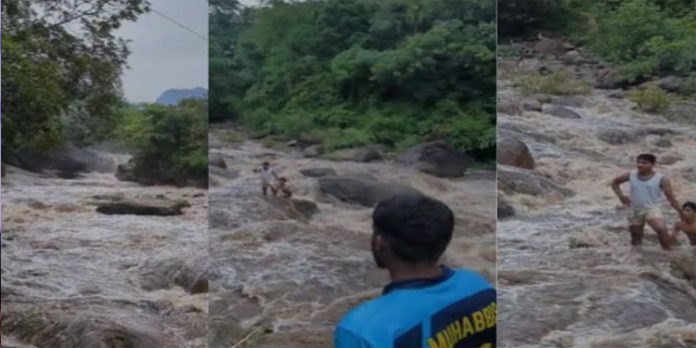 കോഴിക്കോട് മലവെള്ളപ്പാച്ചില് ; പുഴയില് കുടുങ്ങിയ രണ്ടുപേരെ രക്ഷപ്പെടുത്തി കോഴിക്കോട് മലവെള്ളപ്പാച്ചില് ; പുഴയില് കുടുങ്ങിയ രണ്ടുപേരെ രക്ഷപ്പെടുത്തി