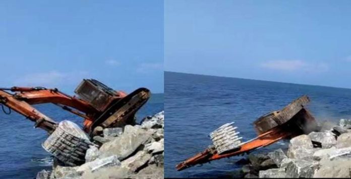 കോഴിക്കോട് കോതി പാലത്തിന് സമീപം ഹിറ്റാച്ചി കടലിലേക്ക് മറിഞ്ഞു കോഴിക്കോട് കോതി പാലത്തിന് സമീപം ഹിറ്റാച്ചി കടലിലേക്ക് മറിഞ്ഞു
