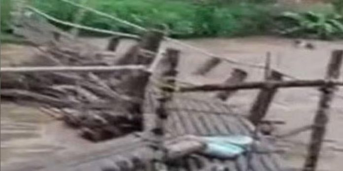 മലയോര മേഖലയില് കനത്ത കാറ്റും മഴയും ; കോഴിക്കോട് താത്കാലിക പാലം ഒലിച്ചുപോയി മലയോര മേഖലയില് കനത്ത കാറ്റും മഴയും ; കോഴിക്കോട് താത്കാലിക പാലം ഒലിച്ചുപോയി