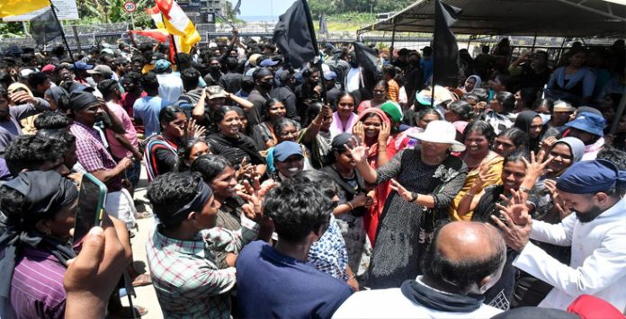 വിഴിഞ്ഞത്ത് വിശ്വാസം ചൂഷണം ചെയ്ത് വൈദികര് കലാപാഹ്വാനം നടത്തി ; വിമര്ശനവുമായി പോലീസ് ഓഫീസേഴ്സ് അസോസിയേഷന് വിഴിഞ്ഞത്ത് വിശ്വാസം ചൂഷണം ചെയ്ത് വൈദികര് കലാപാഹ്വാനം നടത്തി ; വിമര്ശനവുമായി പോലീസ് ഓഫീസേഴ്സ് അസോസിയേഷന്