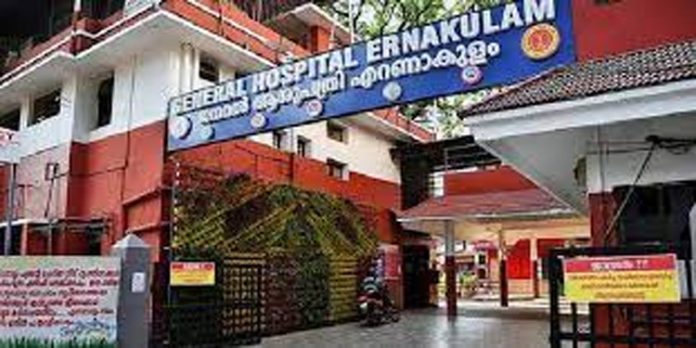 എറണാകുളം ജനറല് ആശുപത്രിയില് ജീവനക്കാരെ ആക്രമിച്ചു ; യുവാവ് പിടിയില് എറണാകുളം ജനറല് ആശുപത്രിയില് ജീവനക്കാരെ ആക്രമിച്ചു ; യുവാവ് പിടിയില്