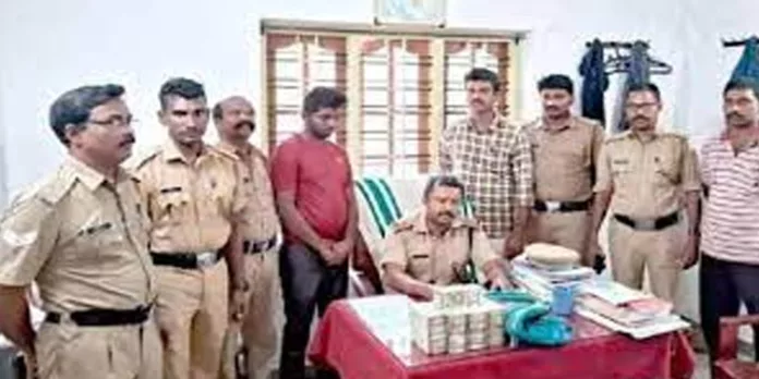 വോള്വോ ബസില് 22 ലക്ഷം രൂപ കടത്തിയ യുവാവ് പിടിയില് വോള്വോ ബസില് 22 ലക്ഷം രൂപ കടത്തിയ യുവാവ് പിടിയില്