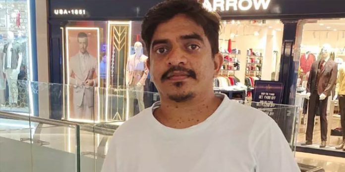 സ്കൂട്ടറുകള് കൂട്ടിയിടിച്ച് ബംഗളൂരുവില് കണ്ണൂര് സ്വദേശി മരിച്ചു സ്കൂട്ടറുകള് കൂട്ടിയിടിച്ച് ബംഗളൂരുവില് കണ്ണൂര് സ്വദേശി മരിച്ചു