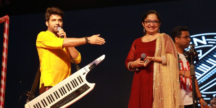 വിരലുകളില് മാന്ത്രികത ഒളിപ്പിച്ച് സ്റ്റീഫന് ദേവസി വിരലുകളില് മാന്ത്രികത ഒളിപ്പിച്ച് സ്റ്റീഫന് ദേവസി