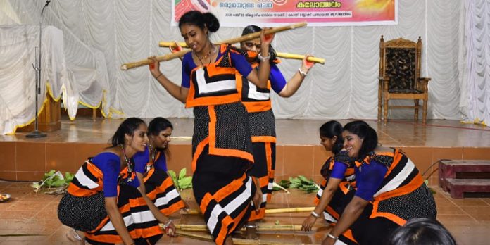 അരങ്ങിൽ കലയുടെ കേളികൊട്ടുയർത്തി കോന്നിയിലെ വീട്ടമ്മമാർ അരങ്ങിൽ കലയുടെ കേളികൊട്ടുയർത്തി കോന്നിയിലെ വീട്ടമ്മമാർ