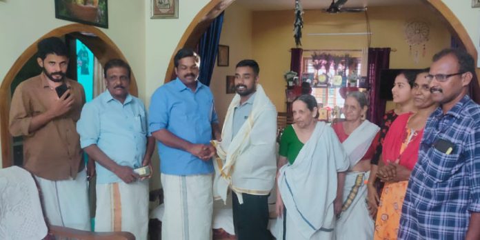 രണ്ട് പേരുടെ ജീവൻ രക്ഷിച്ച യുവ സൈനികന് വീട്ടിൽ എത്തി ആദരവ് നൽകി അഡ്വ. കെ യു ജനീഷ് കുമാർ എംഎൽഎ രണ്ട് പേരുടെ ജീവൻ രക്ഷിച്ച യുവ സൈനികന് വീട്ടിൽ എത്തി ആദരവ് നൽകി അഡ്വ. കെ യു ജനീഷ് കുമാർ എംഎൽഎ