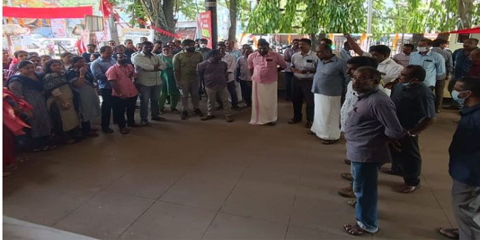 മണ്ണ് മാഫിയയിൽ നിന്നും ജീവനക്കാർക്ക് സംരക്ഷണം നൽകുക – ജോയിന്റ് കൗൺസിൽ മണ്ണ് മാഫിയയിൽ നിന്നും ജീവനക്കാർക്ക് സംരക്ഷണം നൽകുക – ജോയിന്റ് കൗൺസിൽ