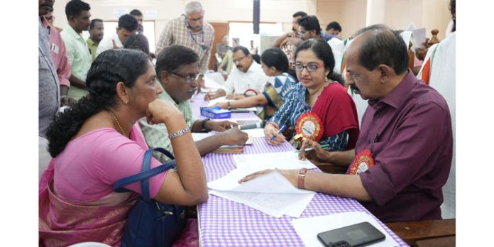 ഭക്ഷ്യ മന്ത്രിയുടെ ഇടപെടലില് എട്ട് കുടുംബങ്ങള്ക്ക് വഴി തെളിയും ഭക്ഷ്യ മന്ത്രിയുടെ ഇടപെടലില് എട്ട് കുടുംബങ്ങള്ക്ക് വഴി തെളിയും