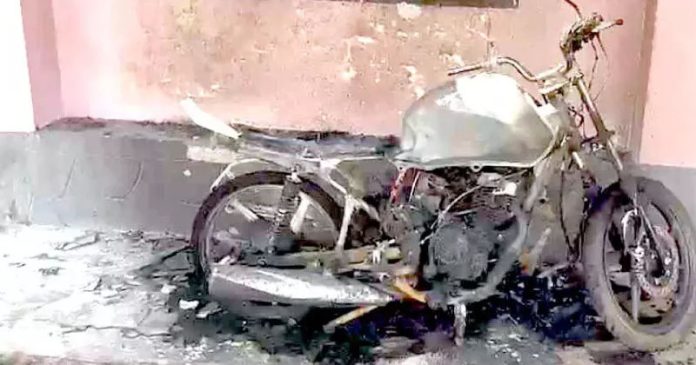 പള്ളി വികാരിയുടെ ബൈക്ക് കത്തിച്ചു ; ദൃശ്യങ്ങൾ സിസിടിവിയിൽ പള്ളി വികാരിയുടെ ബൈക്ക് കത്തിച്ചു ; ദൃശ്യങ്ങൾ സിസിടിവിയിൽ