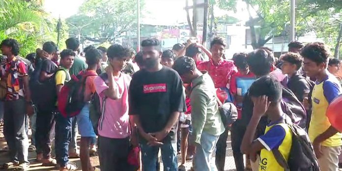 ബ്ലാസ്റ്റേഴ്സ് അണ്ടർ 17 ട്രയൽസ് ക്യാമ്പ് തടഞ്ഞ് ശ്രീനിജിൻ എംഎൽഎ ; ഇടപെട്ട് മന്ത്രി ബ്ലാസ്റ്റേഴ്സ് അണ്ടർ 17 ട്രയൽസ് ക്യാമ്പ് തടഞ്ഞ് ശ്രീനിജിൻ എംഎൽഎ ; ഇടപെട്ട് മന്ത്രി