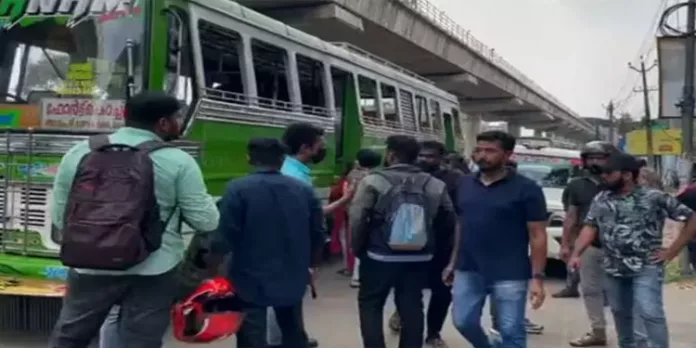 പ്ലസ് ടു വരെയുള്ള വിദ്യാർത്ഥികൾക്ക് സ്വകാര്യ ബസിൽ കൺസഷൻ കാർഡ് വേണ്ട; യൂണിഫോം മതി പ്ലസ് ടു വരെയുള്ള വിദ്യാർത്ഥികൾക്ക് സ്വകാര്യ ബസിൽ കൺസഷൻ കാർഡ് വേണ്ട; യൂണിഫോം മതി