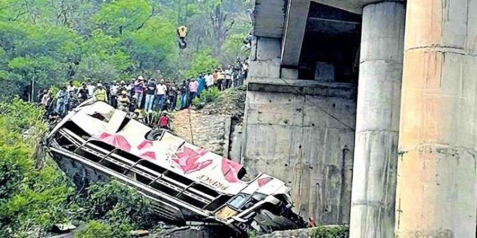 ജമ്മു–ശ്രീനഗർ ദേശീയപാതയിൽ ബസ് അപകടം ; 10 തീർഥാടകർ മരിച്ചു ജമ്മു–ശ്രീനഗർ ദേശീയപാതയിൽ ബസ് അപകടം ; 10 തീർഥാടകർ മരിച്ചു