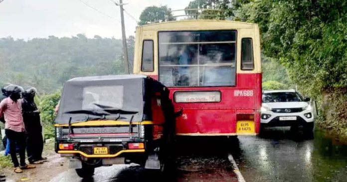 കെ.എസ്.ആർ.ടി.സി ബസിന് പിന്നിൽ ഓട്ടോയിടിച്ച് അപകടം ; യാത്രക്കാരന് പരിക്ക് കെ.എസ്.ആർ.ടി.സി ബസിന് പിന്നിൽ ഓട്ടോയിടിച്ച് അപകടം ; യാത്രക്കാരന് പരിക്ക്