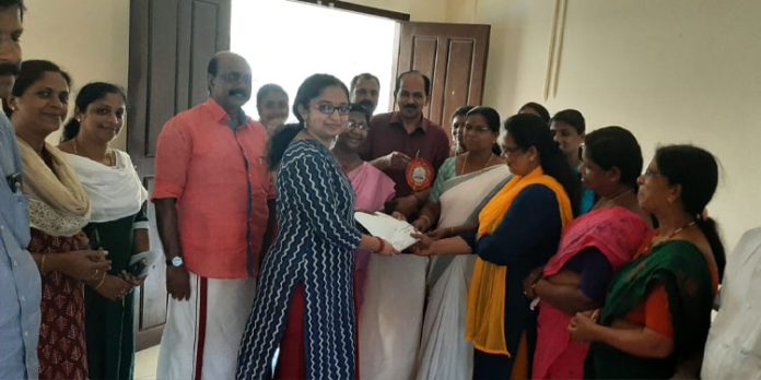 ഗുസ്തി താരങ്ങളുടെ സമരത്തിന് ഐക്യദാർഢ്യം പ്രഖ്യാപിച്ച് നടത്തിയ ഒപ്പുശേഖരണം കളക്ടറെ ഏൽപ്പിച്ചു ഗുസ്തി താരങ്ങളുടെ സമരത്തിന് ഐക്യദാർഢ്യം പ്രഖ്യാപിച്ച് നടത്തിയ ഒപ്പുശേഖരണം കളക്ടറെ ഏൽപ്പിച്ചു