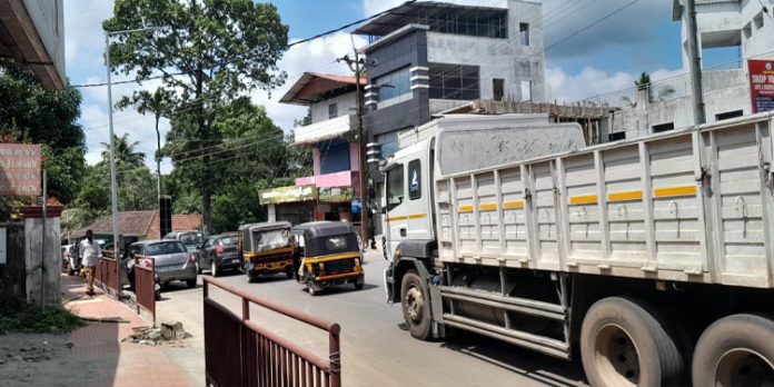 വാട്ടർ അതോറിട്ടി കുഴികൾ നികത്തുന്നില്ല ; കോന്നിയിൽ ഗതാഗത കുരുക്ക് രൂക്ഷം വാട്ടർ അതോറിട്ടി കുഴികൾ നികത്തുന്നില്ല ; കോന്നിയിൽ ഗതാഗത കുരുക്ക് രൂക്ഷം