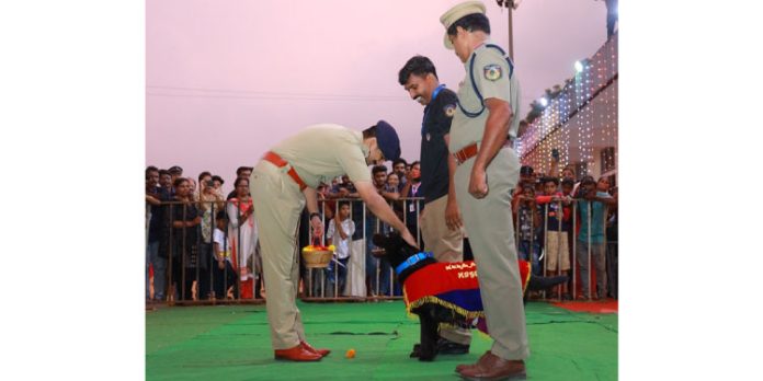സാമന്ത നല്കിയ പൂക്കൂട സന്തോഷത്തോടെ സ്വീകരിച്ച് ജില്ലാ പോലീസ് മേധാവി സാമന്ത നല്കിയ പൂക്കൂട സന്തോഷത്തോടെ സ്വീകരിച്ച് ജില്ലാ പോലീസ് മേധാവി