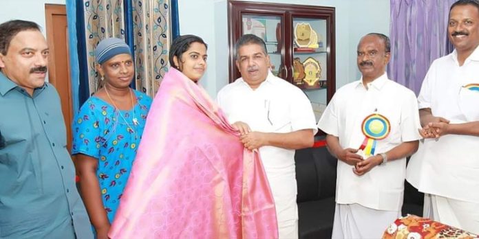 ബിഎസ്സി ബയോ ടെക്നോളജി പരീക്ഷയിൽ ഒന്നാം റാങ്ക് നേടിയ മേഘ മധുവിനെ മന്ത്രി അനുമോദിച്ചു ബിഎസ്സി ബയോ ടെക്നോളജി പരീക്ഷയിൽ ഒന്നാം റാങ്ക് നേടിയ മേഘ മധുവിനെ മന്ത്രി അനുമോദിച്ചു