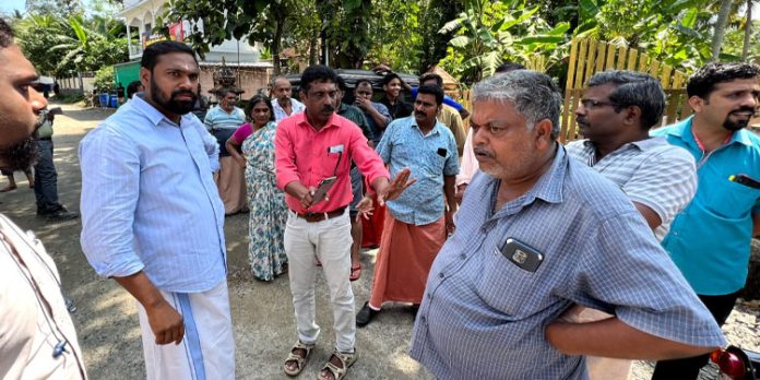 റോഡ് നിർമ്മാണം മന്ദഗതിയിൽ ; പ്രതിഷേധവുമായി നാട്ടുകാർ റോഡ് നിർമ്മാണം മന്ദഗതിയിൽ ; പ്രതിഷേധവുമായി നാട്ടുകാർ