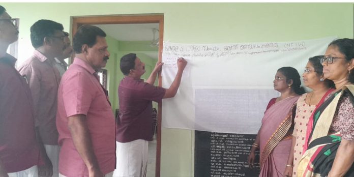 കേരള മഹിളാ സംഘം ഒപ്പ് ശേഖരണം നടത്തി കേരള മഹിളാ സംഘം ഒപ്പ് ശേഖരണം നടത്തി