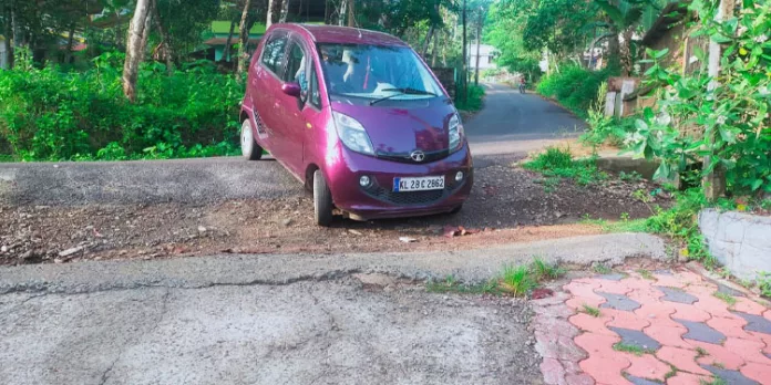 അപകട ഭീഷണിയായി റോഡിലെ കട്ടിങ് അപകട ഭീഷണിയായി റോഡിലെ കട്ടിങ്
