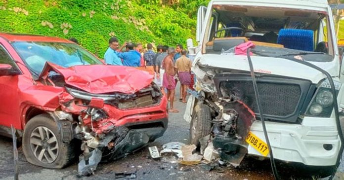 കാറും ടെമ്പോ ട്രാവലറും കൂട്ടിയിടിച്ച് അപകടം ; യാത്രക്കാർക്ക് പരിക്ക് കാറും ടെമ്പോ ട്രാവലറും കൂട്ടിയിടിച്ച് അപകടം ; യാത്രക്കാർക്ക് പരിക്ക്