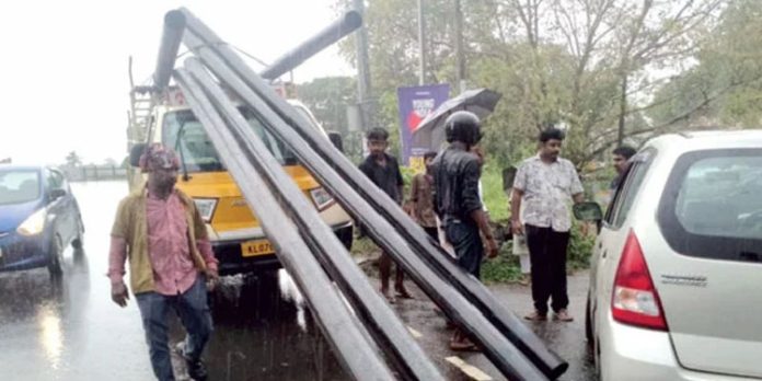 വാനില് കൊണ്ടുവന്ന പൈപ്പ് കെട്ടഴിഞ്ഞ് കാറിനുള്ളിലേക്ക് ഇടിച്ചുകയറി അപകടം വാനില് കൊണ്ടുവന്ന പൈപ്പ് കെട്ടഴിഞ്ഞ് കാറിനുള്ളിലേക്ക് ഇടിച്ചുകയറി അപകടം