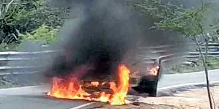 ഓടിക്കൊണ്ടിരുന്ന കാറിനു തീപിടിച്ചു ; യാത്രക്കാർ അത്ഭുതകരമായി രക്ഷപെട്ടു ഓടിക്കൊണ്ടിരുന്ന കാറിനു തീപിടിച്ചു ; യാത്രക്കാർ അത്ഭുതകരമായി രക്ഷപെട്ടു