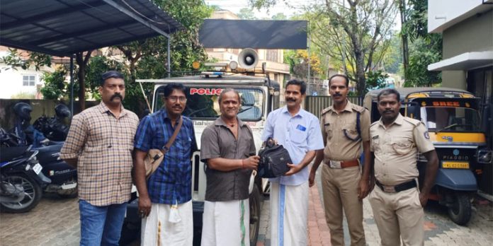 ഹോട്ടലുടമയുടെ സത്യസന്ധതയിലും പോലീസിന്റെ ഇടപെടലിലും മനംനിറഞ്ഞ് മലേഷ്യൻ സ്വദേശി ഹോട്ടലുടമയുടെ സത്യസന്ധതയിലും പോലീസിന്റെ ഇടപെടലിലും മനംനിറഞ്ഞ് മലേഷ്യൻ സ്വദേശി