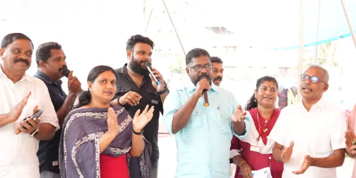 കലാ ജാഥയ്ക്കു മികവേകി ഡെപ്യൂട്ടി സ്പീക്കറുടെ നാടന് പാട്ട് കലാ ജാഥയ്ക്കു മികവേകി ഡെപ്യൂട്ടി സ്പീക്കറുടെ നാടന് പാട്ട്