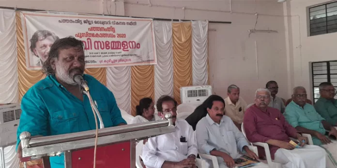 ആദ്യ കാലങ്ങളിൽ കവിത വരേണ്യ വർഗ്ഗത്തിന്റെ കുത്തകയായിരുന്നു : കുരീപ്പുഴ ശ്രീകുമാർ ആദ്യ കാലങ്ങളിൽ കവിത വരേണ്യ വർഗ്ഗത്തിന്റെ കുത്തകയായിരുന്നു : കുരീപ്പുഴ ശ്രീകുമാർ