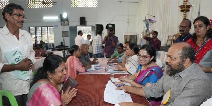 വീടിന് ഭീഷണിയായി മരം ; അദാലത്തില് ഉടനടി പരിഹാരവുമായി മന്ത്രി വീടിന് ഭീഷണിയായി മരം ; അദാലത്തില് ഉടനടി പരിഹാരവുമായി മന്ത്രി