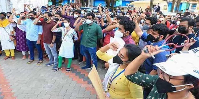 പി ജി ഡോക്ടര്മാര് സമരം ഭാഗികമായി പിൻവലിച്ചു, എമർജൻസി ഡ്യൂട്ടി ചെയ്യും പി ജി ഡോക്ടര്മാര് സമരം ഭാഗികമായി പിൻവലിച്ചു, എമർജൻസി ഡ്യൂട്ടി ചെയ്യും