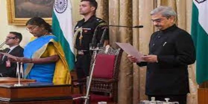 കേന്ദ്ര വിജിലന്സ് കമ്മീഷണറായി പ്രവീണ് കുമാര് ശ്രീവാസ്തവ ചുമതലയേറ്റു കേന്ദ്ര വിജിലന്സ് കമ്മീഷണറായി പ്രവീണ് കുമാര് ശ്രീവാസ്തവ ചുമതലയേറ്റു