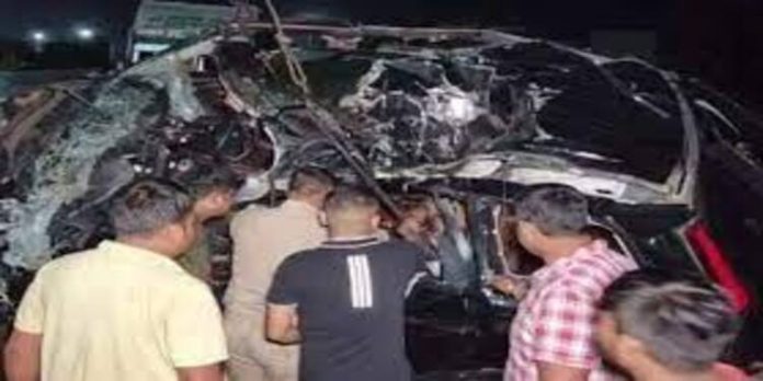 പിക്അപ്പ് വാനുമായി സ്കോര്പിയോ കൂട്ടിയിച്ചു ; ഏഴു എന്ജിനീയറിങ് വിദ്യാര്ഥികള് മരിച്ചു പിക്അപ്പ് വാനുമായി സ്കോര്പിയോ കൂട്ടിയിച്ചു ; ഏഴു എന്ജിനീയറിങ് വിദ്യാര്ഥികള് മരിച്ചു