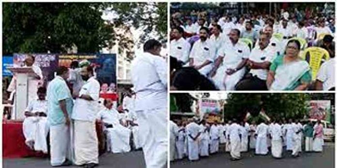 എല്ഡിഎഫ് സര്ക്കാരിന്റെ വാർഷികദിനത്തിൽ പ്രതിഷേധവുമായി യുഡിഎഫ് എല്ഡിഎഫ് സര്ക്കാരിന്റെ വാർഷികദിനത്തിൽ പ്രതിഷേധവുമായി യുഡിഎഫ്