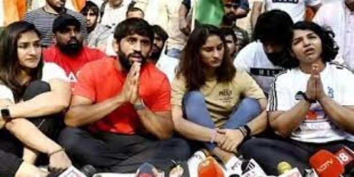 ഗുസ്തി താരങ്ങളുടെ സമരം മുപ്പതാം ദിവസത്തിലേക്ക് ; ബ്രിജ്ഭൂഷണെ അറസ്റ്റ് ചെയ്തില്ലെങ്കിൽ 28ന് പുതിയ പാർലമെന്റ് മന്ദിരം വളയും ഗുസ്തി താരങ്ങളുടെ സമരം മുപ്പതാം ദിവസത്തിലേക്ക് ; ബ്രിജ്ഭൂഷണെ അറസ്റ്റ് ചെയ്തില്ലെങ്കിൽ 28ന് പുതിയ പാർലമെന്റ് മന്ദിരം വളയും