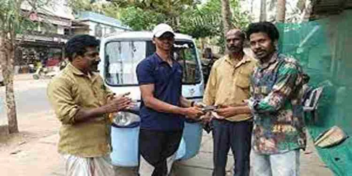 പണവും എടിഎമ്മും അടങ്ങിയ പേഴസ് ഉടമസ്ഥനെ അന്വേഷിച്ച് കണ്ടെത്തി തിരികെ നൽകി ഓട്ടോ ഡ്രൈവർ പണവും എടിഎമ്മും അടങ്ങിയ പേഴസ് ഉടമസ്ഥനെ അന്വേഷിച്ച് കണ്ടെത്തി തിരികെ നൽകി ഓട്ടോ ഡ്രൈവർ
