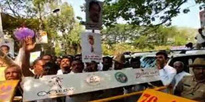കർണാടക കോൺഗ്രസിൽ വീണ്ടും തർക്കം : മന്ത്രിസ്ഥാനത്തിനായി ചരടുവലി കർണാടക കോൺഗ്രസിൽ വീണ്ടും തർക്കം : മന്ത്രിസ്ഥാനത്തിനായി ചരടുവലി
